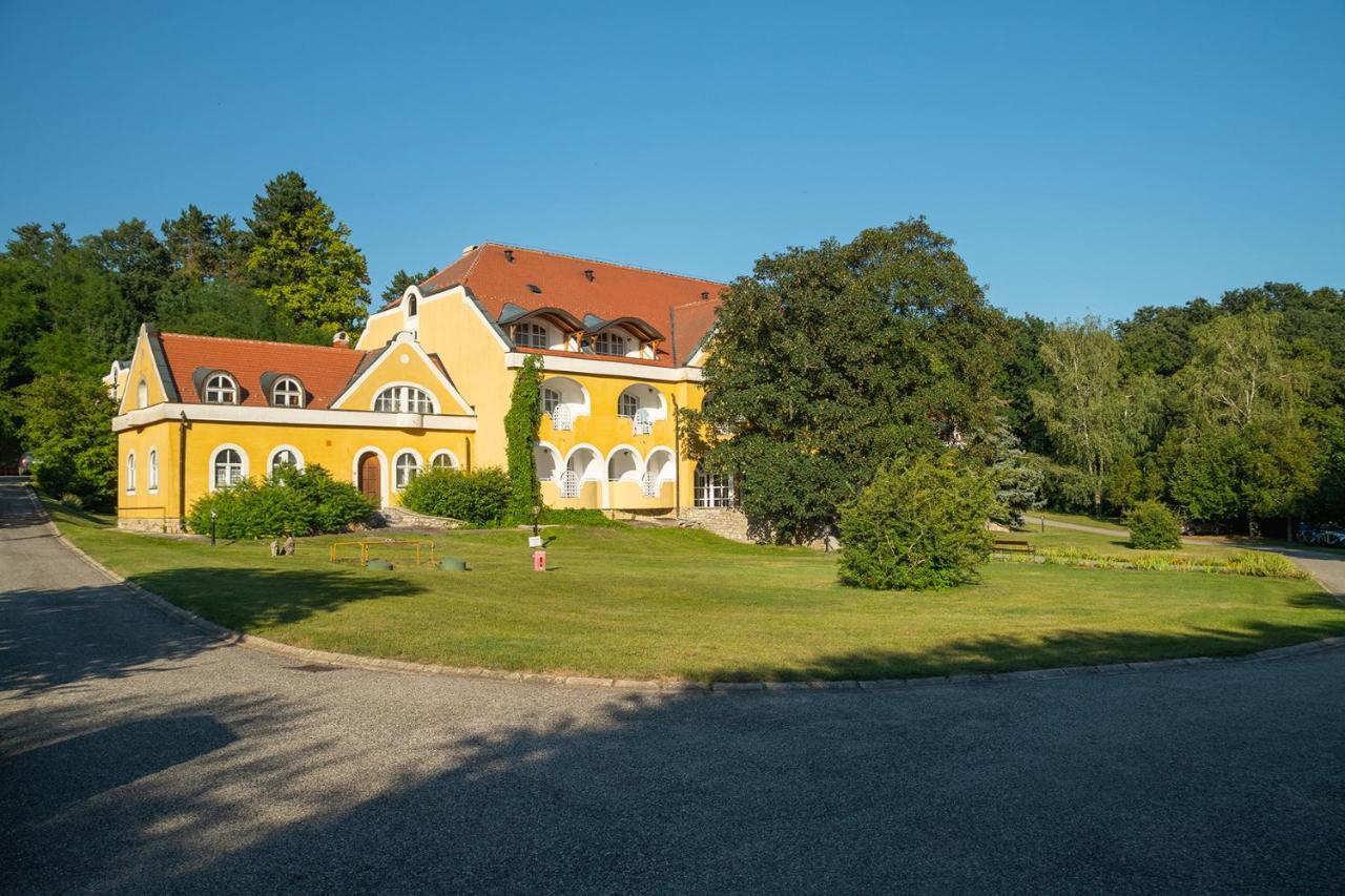 Cseri Kastelyszallo Hotel Totvazsony Exterior photo