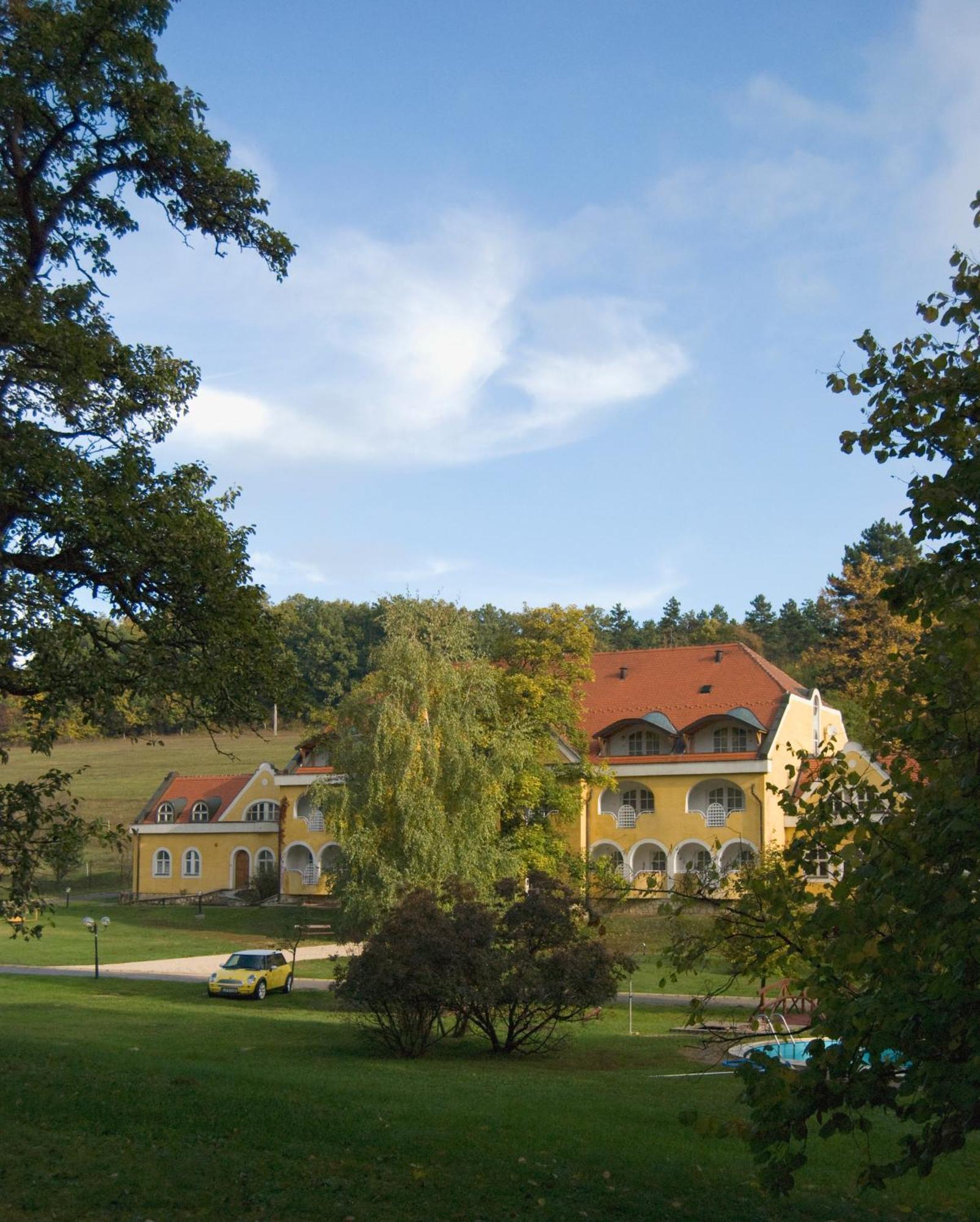 Cseri Kastelyszallo Hotel Totvazsony Exterior photo